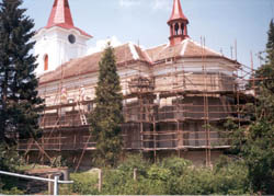 kostel v leen zpoza potoka  (rok 2001)