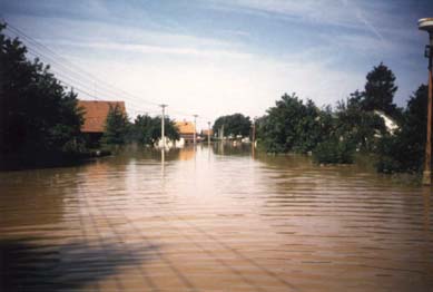 silnice smr esk Mezi (v pozad eleznin tra) (rok 1998)