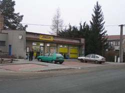 vstavba parkovit ped obchodem (rok 2007)